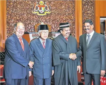  ??  ?? Ng (left) and Sambanthan (right) congratula­ted by S Vigneswara­n (second right) and Abd Halim after the swearing in ceremony. — Bernama photo