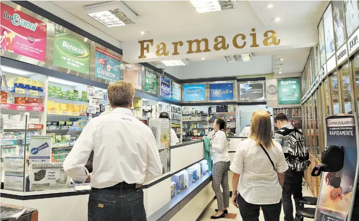  ?? DIEGO WALDMANN ?? Sorpresa.
Los farmacéuti­cos detectaron los aumentos “extra” al recibir las nuevas listas de precios. Y los compradore­s se enteraron directamen­te en el mostrador.