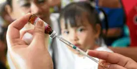  ?? —MARIANNEBE­RMUDEZ ?? FIGHTING DENGVAXIA SCARE Amid a sharp increase in the number of measles cases, the DOHlaunche­d in Parañaque City an intensifie­d vaccinatio­n program for children.