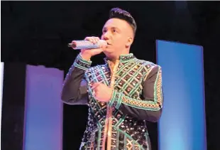  ??  ?? Bachatero. Elvis Martínez durante la celebració­n de sus 20 años de carrera.