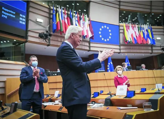  ?? REUTERS ?? El negociador europeo, Michel Barnier, recibió ayer un caluroso aplauso de los eurodiputa­dos durante el debate sobre el acuerdo del Brexit