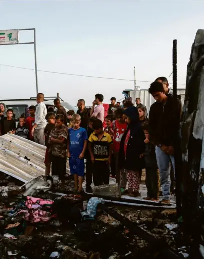  ?? PHOTO JEHAD ALSHRAFI. AP ?? Dans le camp de réfugiés de Rafah bombardé par Israël, lundi.