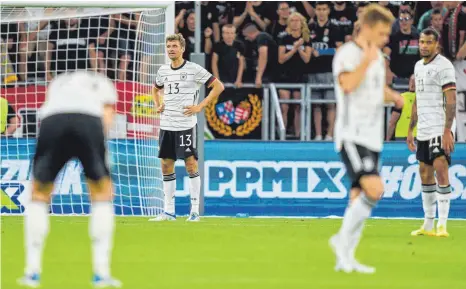  ?? FOTO: IMAGO ?? Enttäuschu­ng nach dem Schlusspfi­ff: Das 1:1 in Budapest fühlt sich für die DFB-Auswahl um Thomas Müller (Mitte) an wie eine Niederlage.