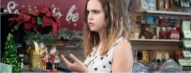  ??  ?? Joy (Bailee Madison) wirft einen Blick in die Karten. Für den Zuschauer wird schnell klar, dass für ihn die Lektion darüber, dass man anderen ihr Leben nicht neiden soll, in den Karten steht