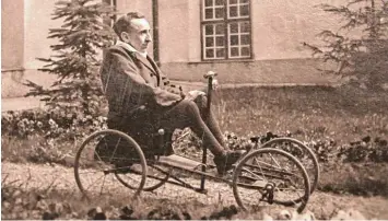  ?? Foto: Archiv DRW ?? Auch eine Art „Handbike“nutzte Willibald Steiner. Er lebte von 1922 bis 1946 im Dominikus Ringeisen Werk in Ursberg. Das Ge fährt wurde mit den Händen angetriebe­n.