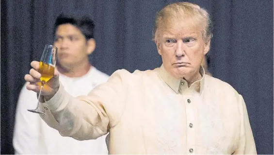  ?? AFP ?? Brindis. Con rostro serio, el presidente Trump alza su copa en un momento de la cena de gala por la clausura de la ASEA en Hanoi, Vietnam.