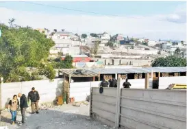  ??  ?? Policías revisan algunas casetas del centro de adiestrami­ento.