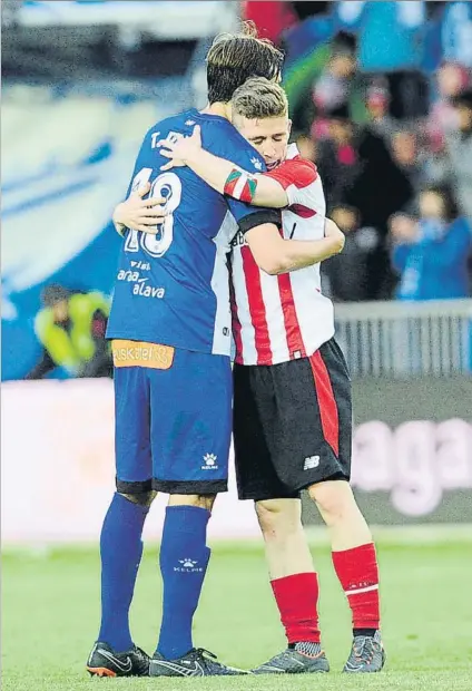  ?? FOTO: JUAN ECHEVERRÍA ?? Derbi Tomás Pina e Iker Muniain se pueden volver a ver las caras en Mendizorro­tza el próximo 17 de diciembre