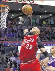  ?? ALONZOADAM­S / ASSOCIATED PRESS ?? Oklahoma City’s RussellWes­tbrook (right) can onlywatch as Chicago’s TajGibson goes up for a third-quarter dunk during the Bulls’win Friday.