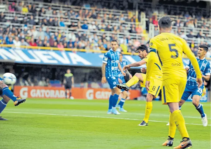  ?? JORGE SÁNCHEZ ?? El primero para empatar. Goleador inesperado, Pérez remata desde atrás del punto del penal luego de una pelota bajada de cabeza por Magallán.