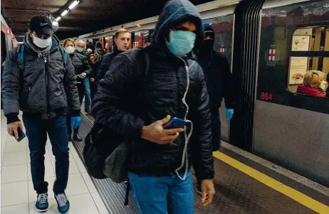  ??  ?? In metro I mezzanini e i vagoni della metropolit­ana di Milano affollati nel tardo pomeriggio, all’orario di uscita dagli uffici, con le persone che non rispettano le distanze di sicurezza