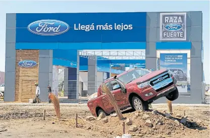  ??  ?? Todo terreno. La nueva Ranger demostró su potencia y versatilid­ad en la pista off road que montó Ford.