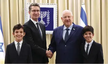  ?? (Mark Neyman/GPO) ?? PRESIDENT REUVEN RIVLIN poses with Australian Ambassador Chris Cannan and the envoy’s twin sons after accepting his credential­s on August 8.