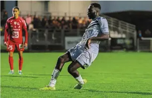  ?? | PHOTO : JUSTINE NUAUD ?? Babacar Leye réussit le penalty pour la victoire des Voltigeurs.