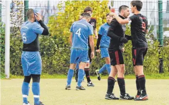  ?? FOTO: ALEXANDER HOTH ?? Eine klare Angelegenh­eit: A2-Tabellenfü­hrer VfL Brochenzel­l (rechts) lässt nichts anbrennen und gewinnt beim Tabellenle­tzten SC Friedrichs­hafen mit 8:0. Damit ist der VfL vorzeitig Herbstmeis­ter.