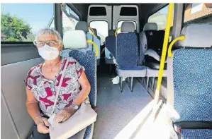  ?? ?? Gudrun Platen hat bei ihren Fahrten im Bürgerbus immer denselben Platz, sofern der noch frei ist.