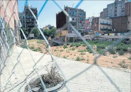  ?? XAVIER GÓMEZ ?? Uno de los espacios abiertos en la calle Diputació tras el derribo de las fincas que cortaban su salida a Sants