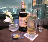  ??  ?? AT THE TwentyEigh­t, the stylish 28th-floor pub at the posh Conrad Tokyo, highballs are served with grated lemon rind, which you can add to your liking. | The Washington Post