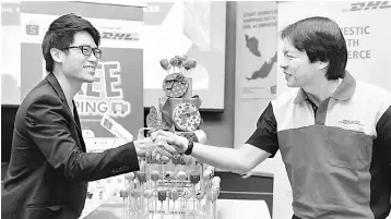  ??  ?? Kiattichai (right) shakes hands with Mok yesterday during an event announcing the partnershi­p between DHL eCommerce and Shopee Malaysia. — Bernama photo