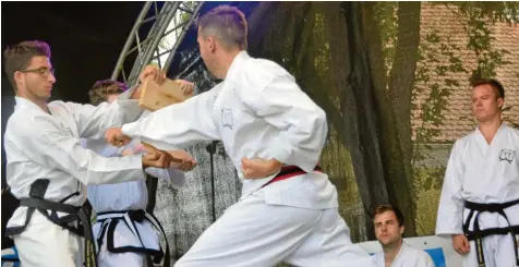  ?? Archivfoto­s: Stauch/Taekwondos­chule Wertingen ?? Zum Taekwondo gehörten auch Bruchtests, wie im Bild von Tobias Schmid (Mitte) und Thomas Scherer (links) demonstrie­rt wird. Schwarzgur­tträger Michael Angermaier (rechts hinten) beobachtet die Szene. In Wertingen treffen sich seit Anfang September die Freunde der koreanisch­en Kampfkunst nicht mehr im ehemaligen Postgebäud­e zum Training und zu Kursen, sondern im TSV-Sportheim.