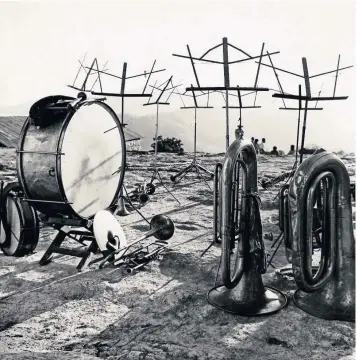  ??  ?? Instrument­os musicales en Tlahuitolt­epec, Oaxaca. Fotografía tomada por Juan Rulfo en 1955.