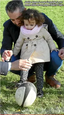  ??  ?? Justine donne le coup d’envoi de la rencontre aidée de son papa Frédéric Téqui.