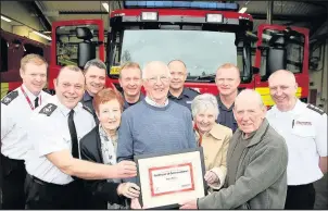  ??  ?? Cyril Bates sprang into action and rescued friend and fellow angler Bob Yale when he fell into a fishing lake at Orton on the Hill near Twycross. Pictured: Cyril with wife Hazel, friend Bob Yale and his wife Pauline and Steve Lunn and firefighte­rs at...