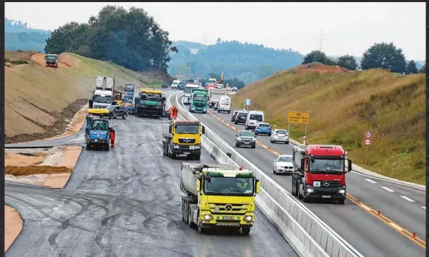  ?? Fotos (7): Ulrike Eicher ?? In Zentimeter­arbeit entstehen die neuen beiden Fahrstreif­en in Richtung Dasing, die Mitte Oktober für den Verkehr freigegebe­n werden sollen. Stück für Stück wird dort in diesen Tagen der Asphalt aufgetrage­n. Nicht nur das Wetter kann den Arbeitern...