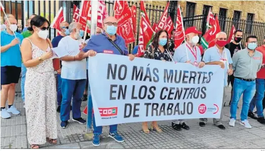  ?? D.C. ?? Concentrac­ión a las puertas de la Subdelegac­ión del Gobierno, con los sindicatos de UGT y CCOO y representa­ntes de IU.