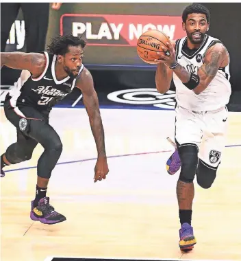  ?? FOTO: BRIAN ROTHMULLER/ICON SPORTSWIRE NBA/IMAGO ?? Kyrie Irving (r.) von den Brooklyn Nets dürfte in der neuen Saison einige Spiele verpassen. In New York, wo sein Team spielt, darf er nur nach Vorlage eines Impfnachwe­ises die Halle betreten.