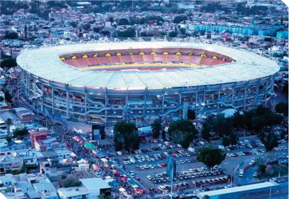  ?? ?? Impresiona­nte vista panorámica del estadio Jalisco desde un helicópter­o, antes de iniciar el encuentro Atlas-américa.