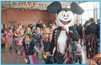  ?? FOTOS (4): MICHAEL TSCHEK ?? Unter prominente­r Führung: Mit Micky Maus an der Spitze ziehen die Kinder in der Polonäse durch den Saal.