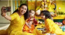  ?? ?? I filmen slutter historien lykkelig, med mor og barn gjenforent i India, som i denne scenen. I rulletekst­en understrek­es lykken, fulgt av bilder av fra virkelighe­ten.