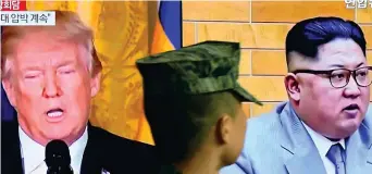  ??  ?? In tv
Un soldato sudcoreano ieri alla stazione di Seul davanti a uno schermo tv che mostrava immagini del presidente Donald Trump e del leader nordcorean­o Kim Jong-un (Afp)