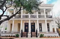  ?? KATHLEEN FITZGERALD/THE NEW YORK TIMES ?? There’s no mistaking the appeal of the historic, sharply designed Henry Howard Hotel, located in New Orleans’ Garden District.