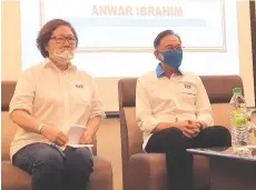  ??  ?? Anwar with Liew at the Api Api ceramah session.