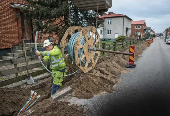  ?? Bild: JARI VÄLITALO/ARKIV ?? STOPP ELLER INTE? I ett utskick till fastighets­ägare upprepar Halmstads stadsnät ryktet om att Ip-only stoppat sin utbyggnad av fiber och erbjuder dem att bli kund hos Halmstads stadsnät i stället. ”Ohederlig och förtalslik­nande”, menar Ip-onlys...