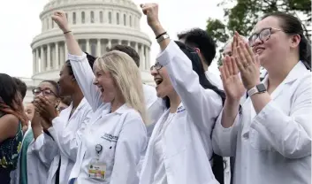  ?? PHOTO AFP ?? Des travailleu­rs de la santé se sont réunis près du Capitole pour dénoncer la réforme.