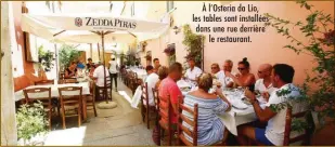  ??  ?? À l’Osteria da Lio, les tables sont installées dans une rue derrière le restaurant.