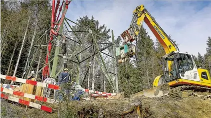  ?? BILD: SN/R.RATZER ?? Rund 200 Arbeiter sind derzeit direkt auf den 380-kV-Baustellen beschäftig­t, hier am Heuberg.