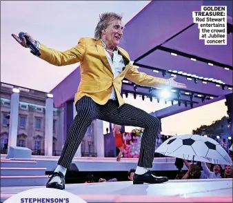  ?? Picture: JEFF J MITCHELL/REUTERS concert ?? GOLDEN TREASURE: Rod Stewart entertains
the crowd at Jubilee