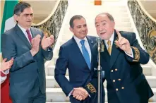  ??  ?? Durante la despedida del embajador ruso Eduard Malayán (der.), el senador Ernesto Cordero (centro) le pidió cuidar a los mexicanos que están en su país.