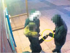  ?? Bild: Polisen ?? Här delar de misstänkta på pengarna vid en bankomat, sedan ett av offren tvingats swisha 7 800 kronor.