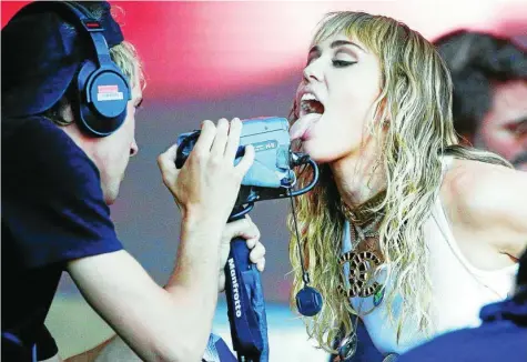  ??  ?? LA REINA DEL ESCÁNDALO Miley Cyrus, de 27 años, durante uno de sus conciertos en Somerset, Inglaterra