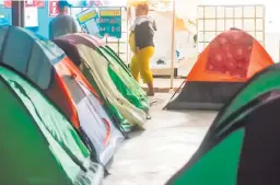  ?? FIOTOS EFE ?? RESGUARDO. En campañas improvisad­as viven migrantes que esperan asilo en Estados Unidos.