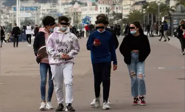  ?? (Photo Eric Ottino) ?? Masque sous le menton, des jeunes se sont offert une bouffée d’oxygène, hier, sur la Promenade des Anglais.