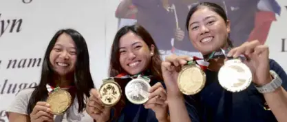  ?? —EDWIN BACASMAS ?? Golf heroines (from left) LK Go, Bianca Pagdangana­n and Yuka Saso cannot receive cash rewards because of their amateur status.