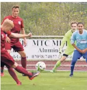  ?? RP-ARCHIVFOTO: BLAZY ?? FCW-Torhüter Sascha Alexander Weigel erwartet in der Partie gegen den SV Hösel einen Freistoß durch Marco Laufmann. Auch wenn Weigel zehn Treffer in zwei Spielen kassieren musste, soll er im Spiel gegen Born zwischen den Pfosten stehen.