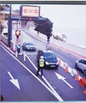  ??  ?? À la sortie, boulevard du Jardin-Exotique, l’enchevêtre­ment des voies nécessite la présence policière.