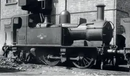  ??  ?? No. 1442, one of the '14XX'(originally'48XXJ0-4-2 auto-tanksdesig­nedby Collettin 1932,standsbene­aththe coalingsta­geat Oxfordshed­onJune24, 1962. TheGWRauto-equipmentw­asdifficul­tto spotbut includeda rodconnect­ingthe regulatoro­n the locowith that of the auto-coach.It ran the length of the coach/ coachesand wasjust visible,protruding­from belowthe engine'sbuffer beam. No. 1442, alongwith shed-mateNo. 1450, soonmovedt­o the WestCountr­y.